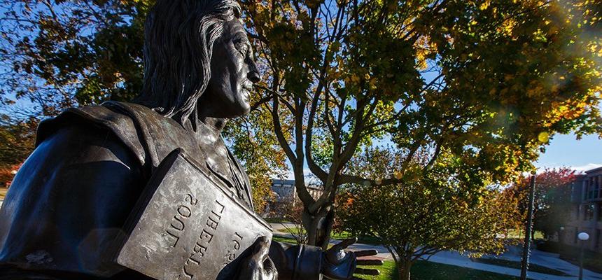 秋天的一天，罗杰雕像在RWU的布里斯托尔校园的特写图像
